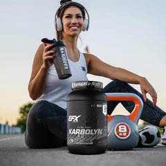 Comparación de tamaño del envase Karbolyn EFX Sports junto a una mano para escala