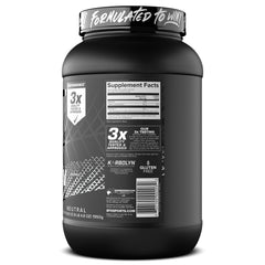 Atleta bebiendo Karbolyn EFX Sports en entorno de entrenamiento para recuperación y energía