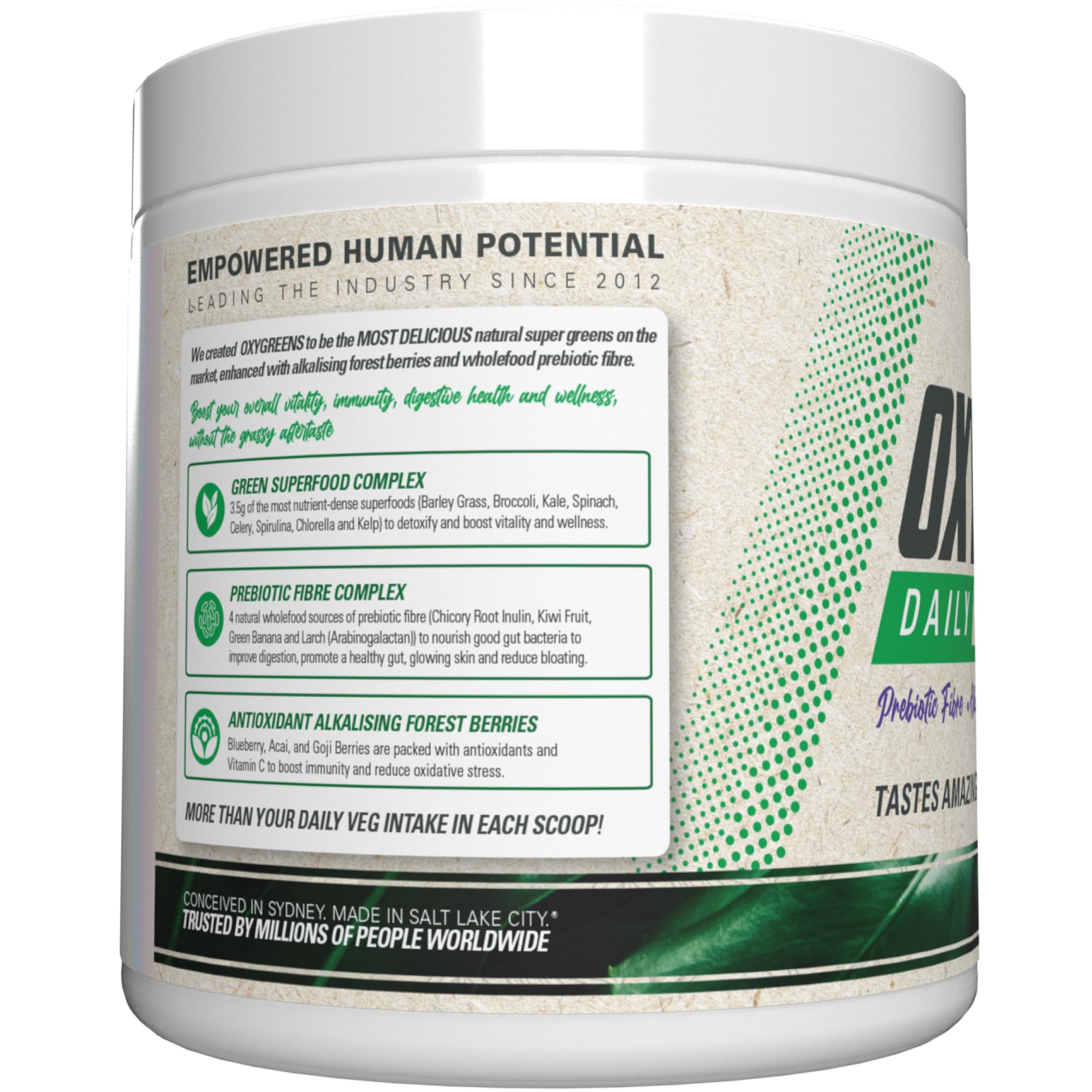 EHP Labs OxyGreens en batido saludable mostrando combinación con frutas