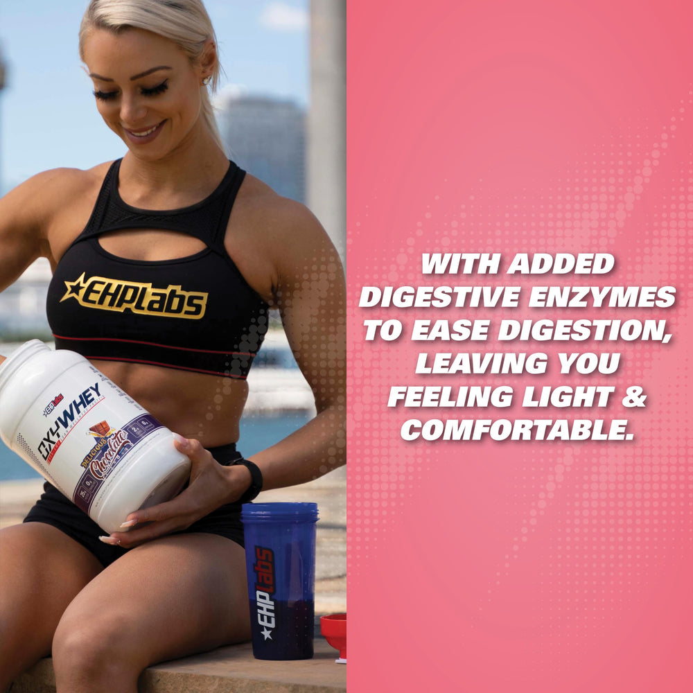 Vaso con batido OxyWhey fresa milkshake listo para consumir tras entreno