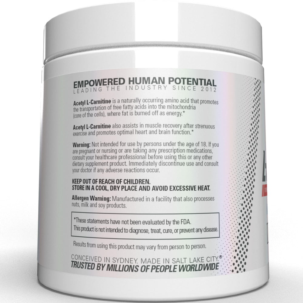 EHP Labs producto servido en vaso junto a botella de agua