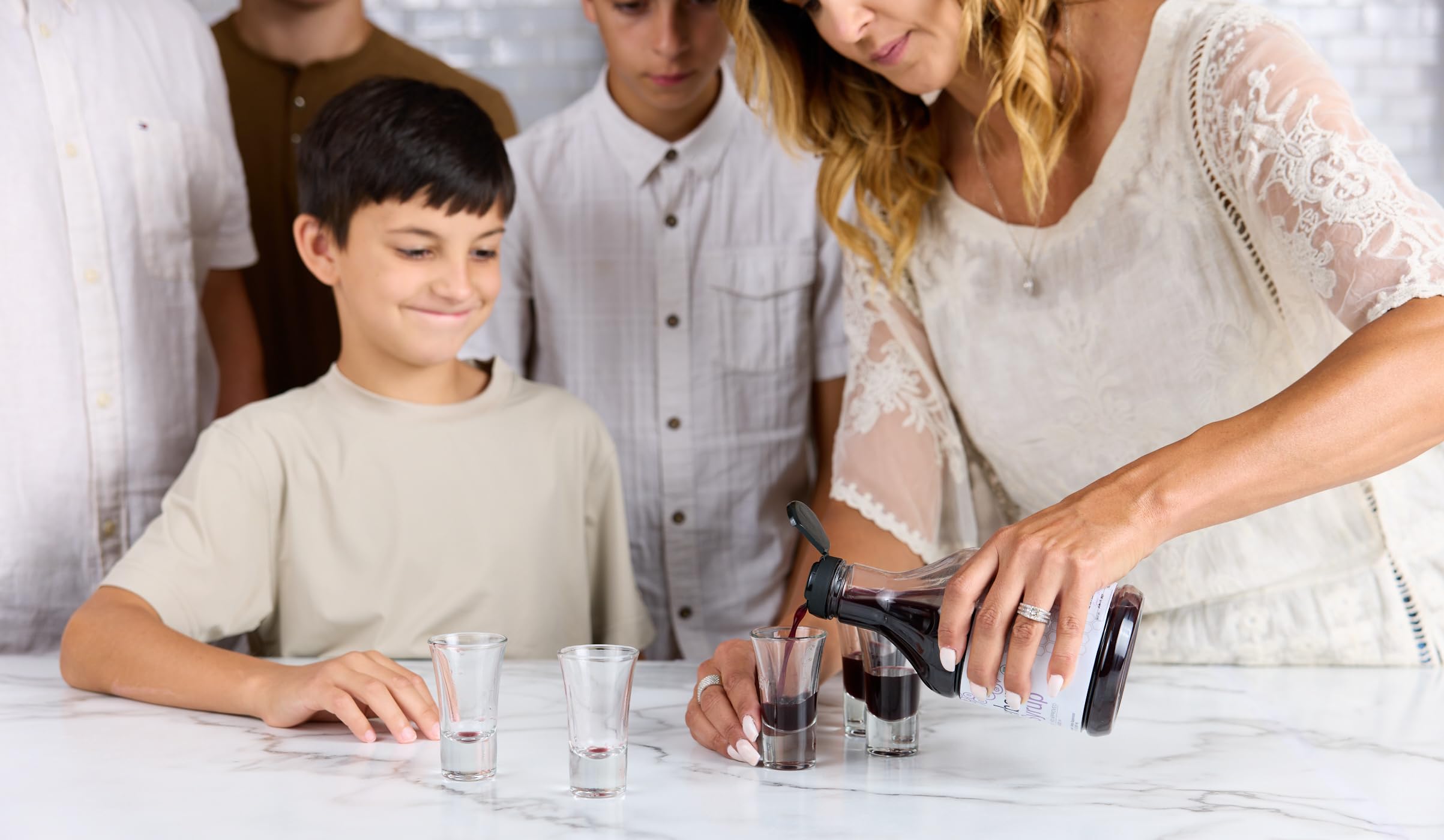 Elderberry Queen botella abierta con dosificador para medición precisa