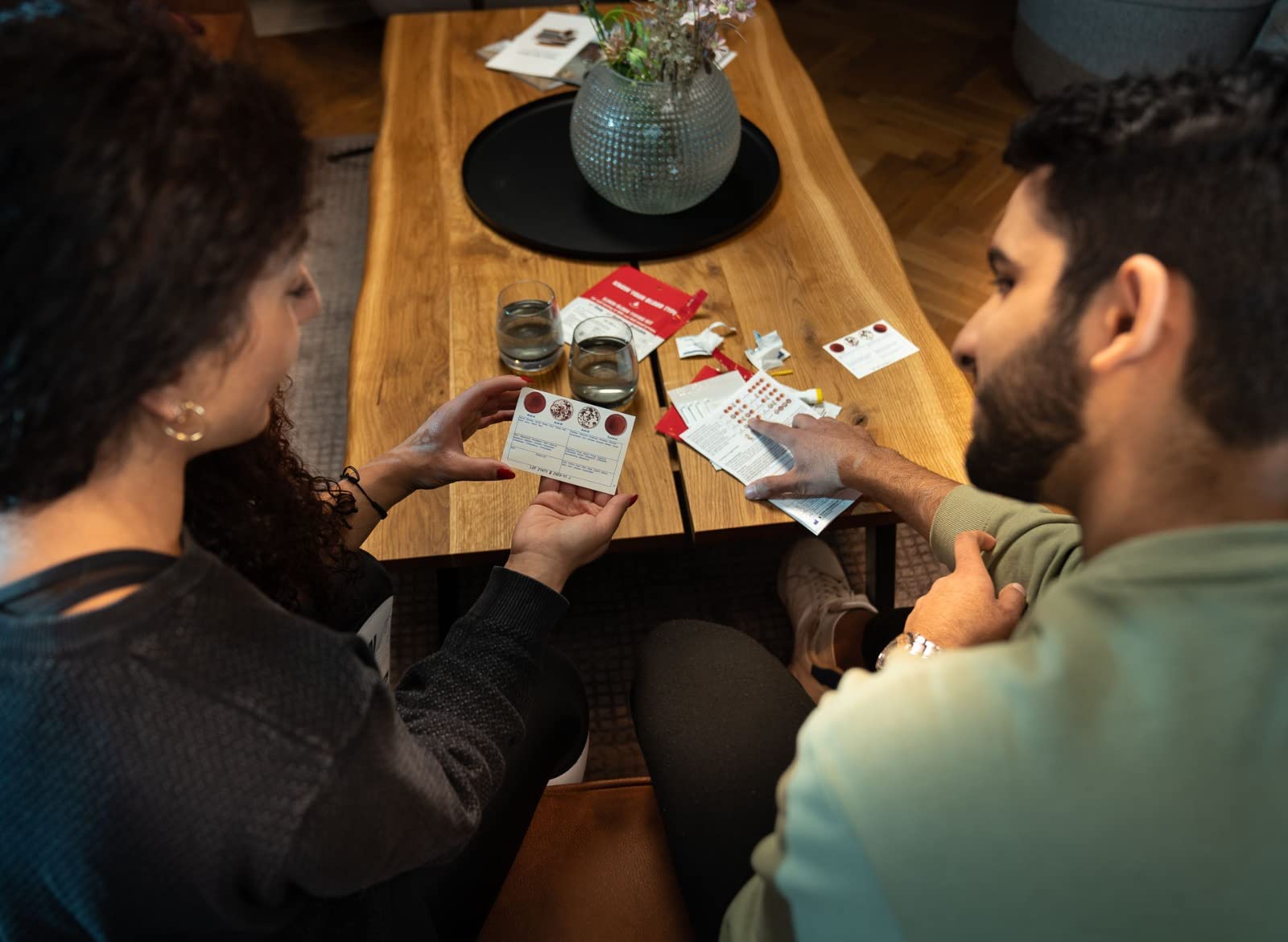 EldonCard comparación de tamaño en mano para evaluar portabilidad