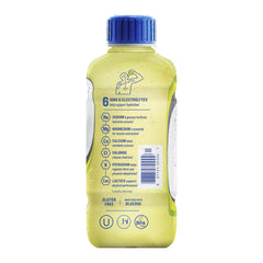 Persona sosteniendo botella Electrolit limón-lima para beber durante ejercicio