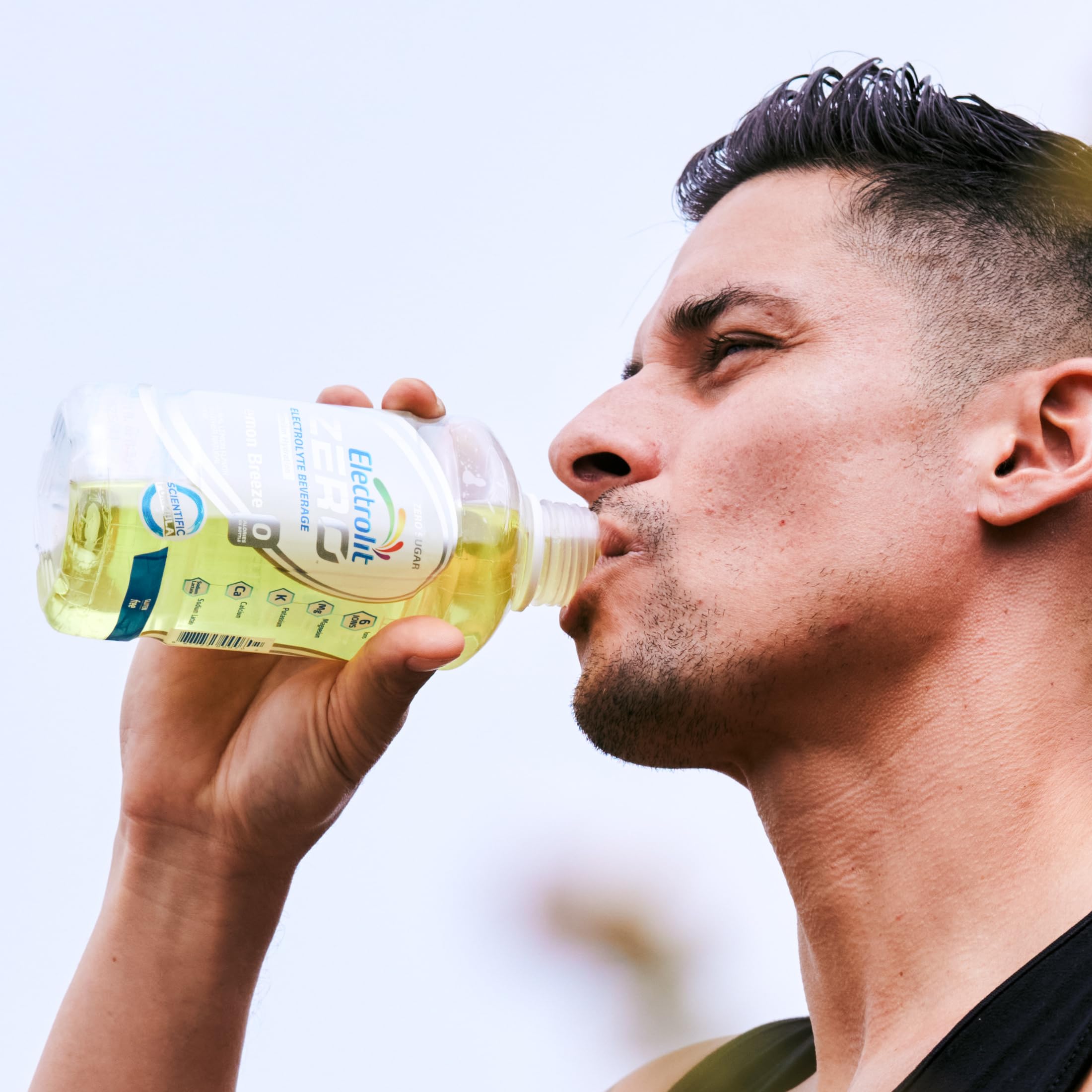 Electrolit limón-lima en uso en gimnasio para recuperación y rehidratación