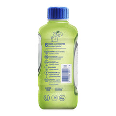 Electrolit junto a una mano para comparar tamaño de la botella y facilidad de transporte