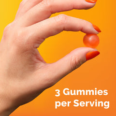 Emergen-C gomitas en la mano para demostrar porción y facilidad de consumo