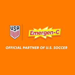 Emergen-C gomitas junto a frutos rojos que destacan sabores naturales