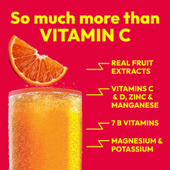 Emergen-C polvo disolviéndose en agua en vaso, bebida vitaminada lista