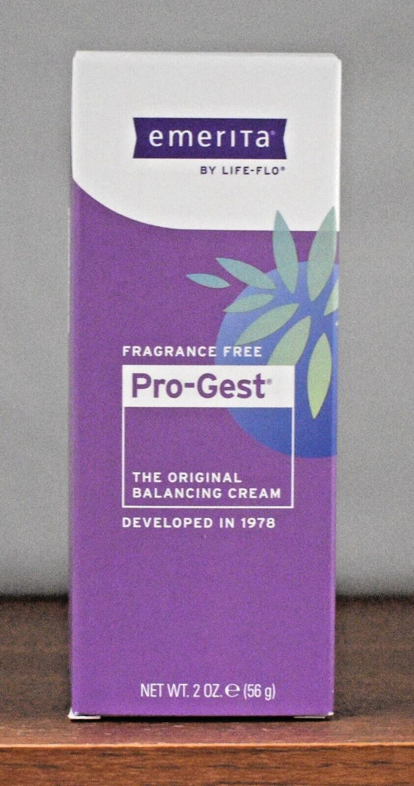 Emerita Progest Parab Free crema visto al frente, envase claro y beneficio de fácil aplicación