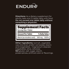 Endurance ENDUR Niacin IR tableta en mano lista para tomar con facilidad