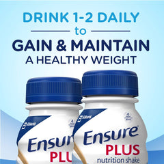 comparación de tamaño de Ensure Plus en mano, demuestra su portabilidad y conveniencia