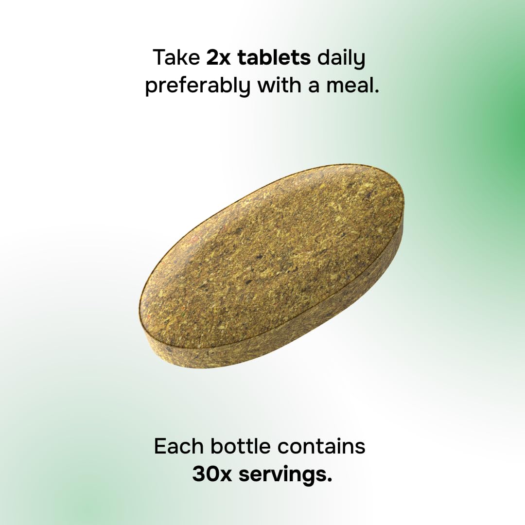 envitamin tabletas en mano para ver tamaño y facilidad de uso