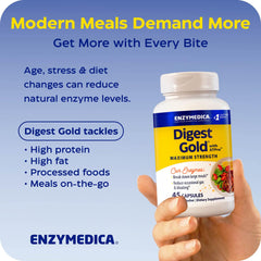 Enzymedica Digest Gold en mesa junto a persona comiendo relajada