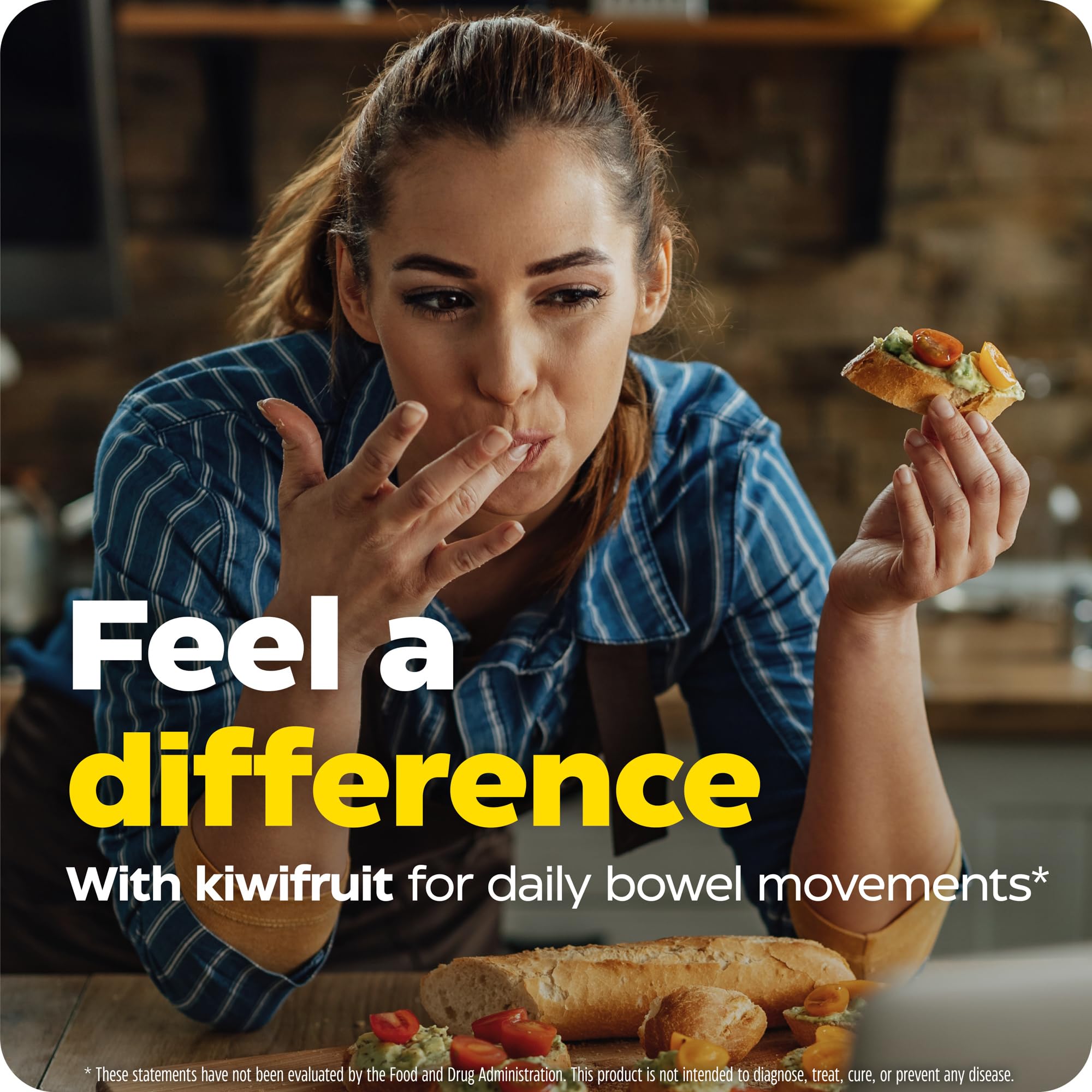 Enzymedica Kiwi Regularity mano sosteniendo tableta para consumo práctico