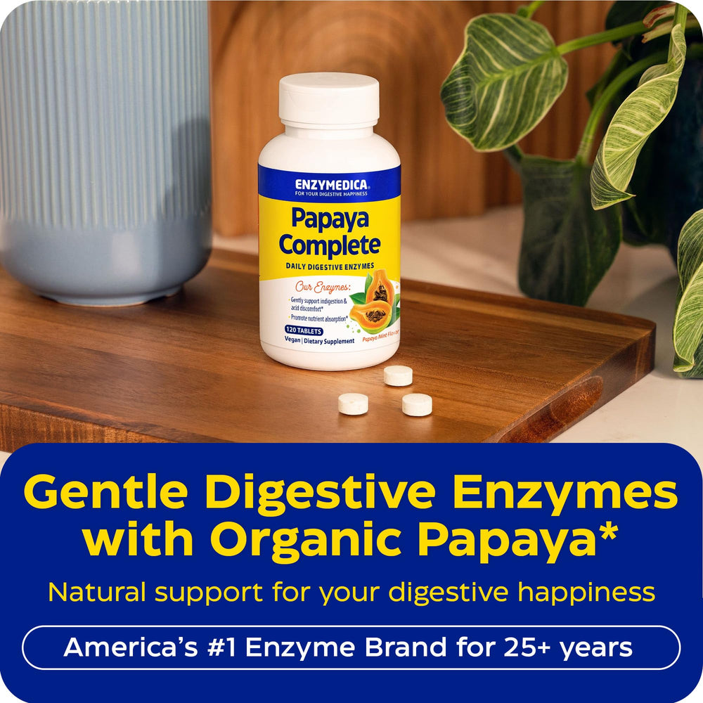 Enzymedica tabletas en mano listos para masticar y mejorar la digestión