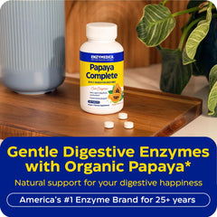 Enzymedica tabletas en mano listos para masticar y mejorar la digestión