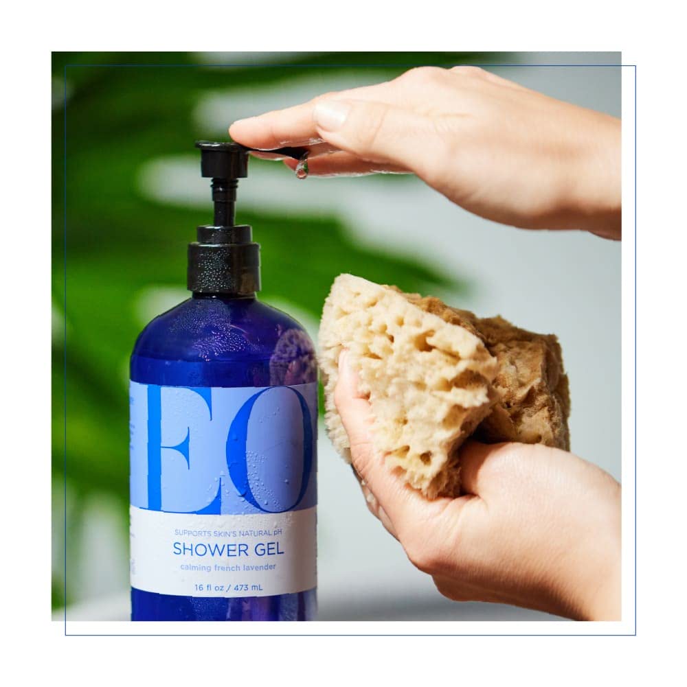 Ambientación de baño con EO en el lavabo, aspecto acogedor y calmante