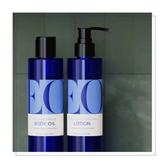 Detalle de flores de lavanda junto a botella EO, aroma natural relajante