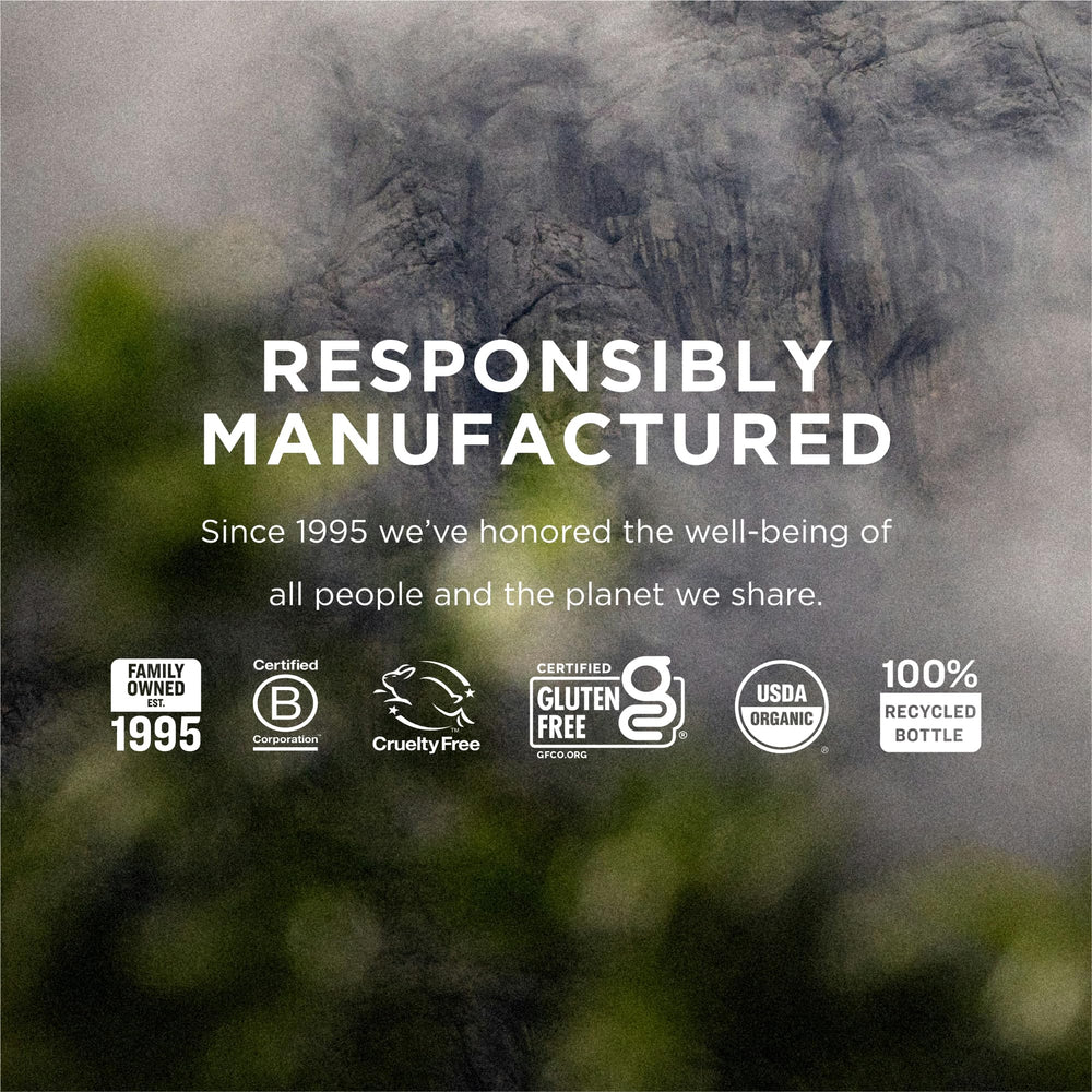 Seis botellas EO junto a una tarjeta para comparar tamaño TSA