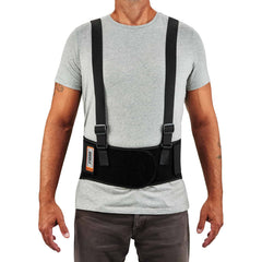 Ergodyne ProFlex 1600 en obrero levantando cajas demostrando uso laboral