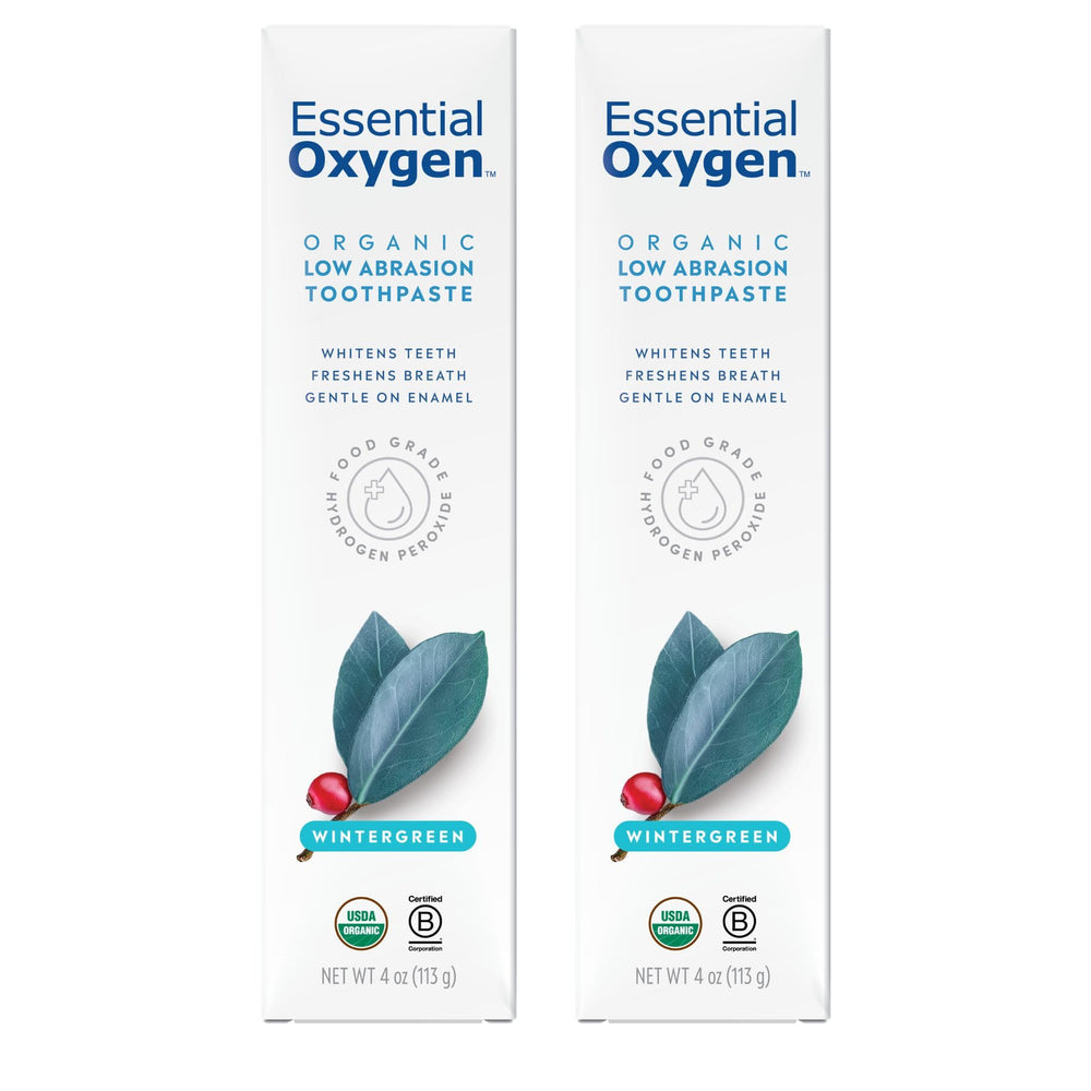 Essential Oxygen persona cepillando con pasta Wintergreen para aliento fresco