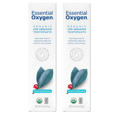 Essential Oxygen persona cepillando con pasta Wintergreen para aliento fresco