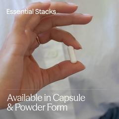 Essential Stacks frasco junto a una mano para comparar tamaño y servir 100 tomas