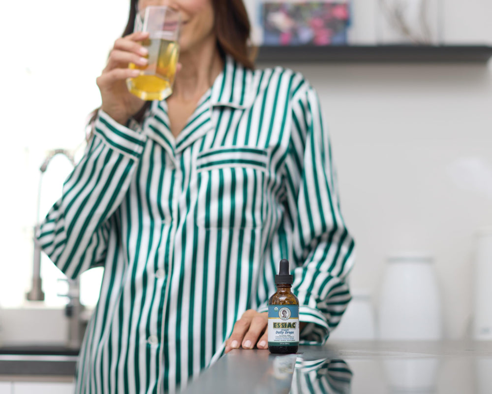 Essiac escena lifestyle en mesa de cocina para consumo diario