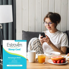 Estroven suplemento en dormitorio ilustrando apoyo al sueño reparador