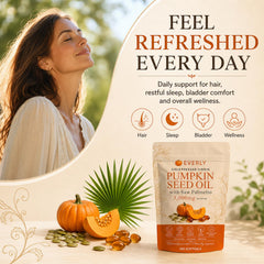 Everly Pumpkin Seed Oil cápsula en mano para comparar tamaño y facilidad