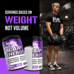 Atleta usando EVL Furious Grape antes de entrenar para energía y enfoque