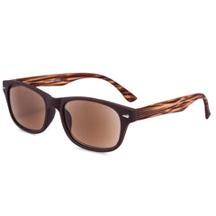 Persona usando EYEGUARD leyendo al aire libre con mayor comodidad