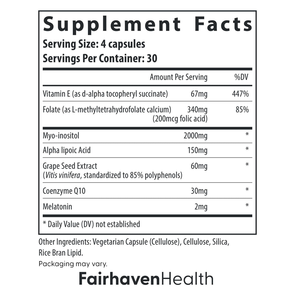Fairhaven Health OvaBoost persona sosteniendo cápsula para dosificar