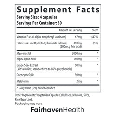 Fairhaven Health OvaBoost persona sosteniendo cápsula para dosificar