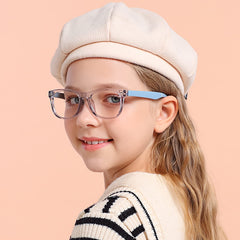 FANNYGO niño usando gafas en clase virtual con mayor confort