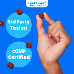 The Feel Great Vitamin Company frasco sostenido en mano para comparar tamaño