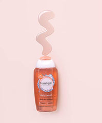 Femfresh gel aplicado en la mano para ilustrar uso diario cómodo