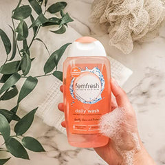 Femfresh 250 ml junto a objetos de baño para comparar escala