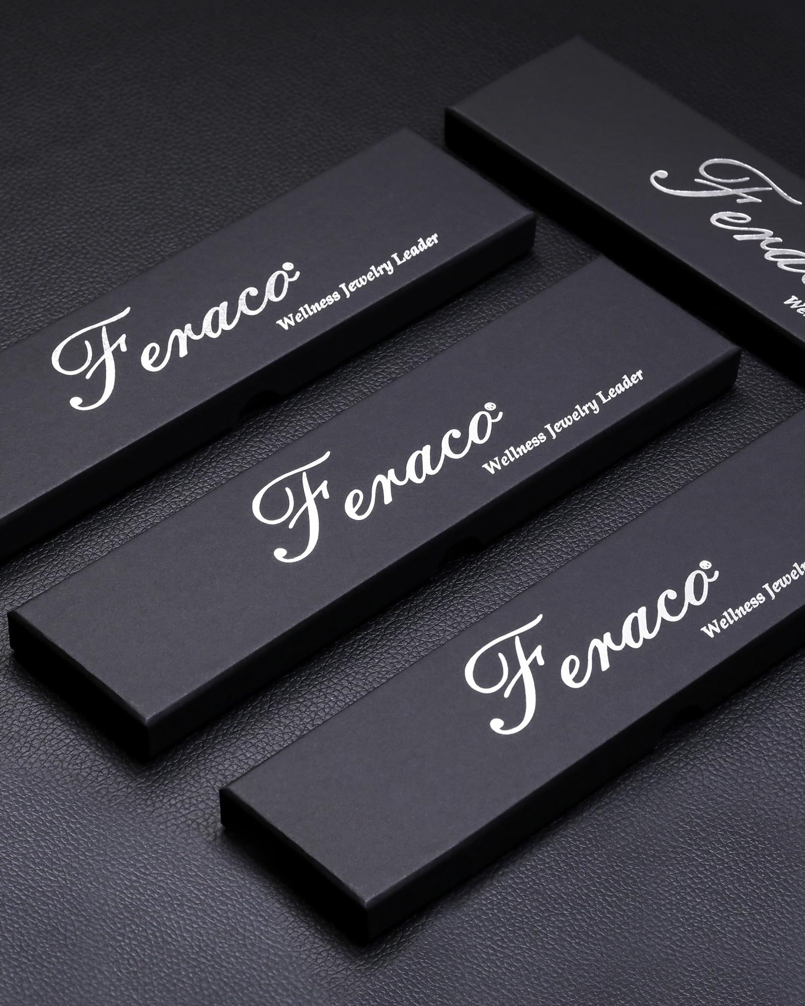 Feraco pulsera combinada con atuendo elegante, complemento versátil