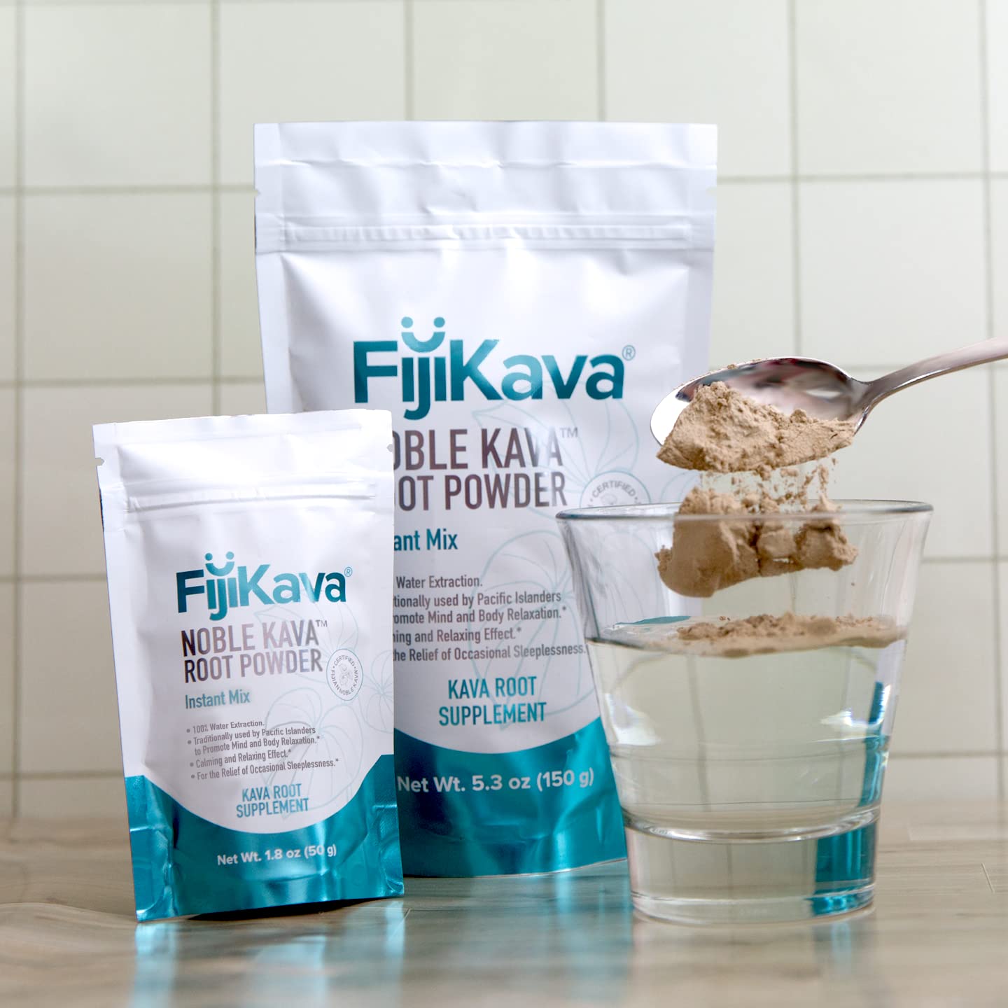 Cucharilla con FijiKava junto a envase para visualizar la porción y control de dosis