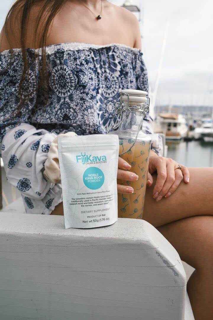 FijiKava disolviéndose en un vaso demostrando mezcla rápida y sin colado