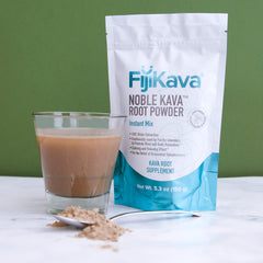 Etiqueta de FijiKava con lista de ingredientes y sello de pureza, garantía visual