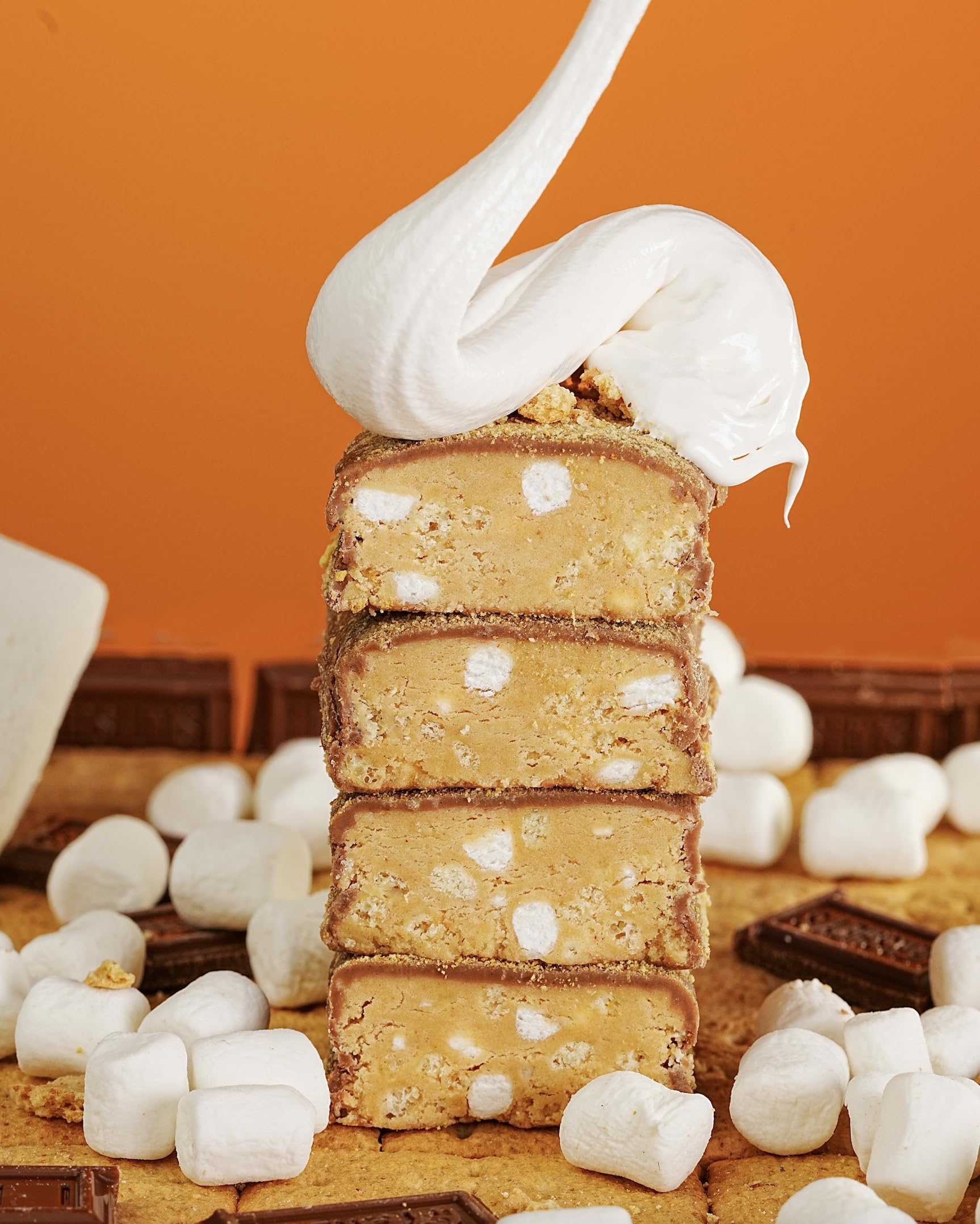 FINAL BOSS ANABAR lifestyle junto a fogata estilo Campfire S'mores, evoca sabor