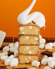 FINAL BOSS ANABAR lifestyle junto a fogata estilo Campfire S'mores, evoca sabor