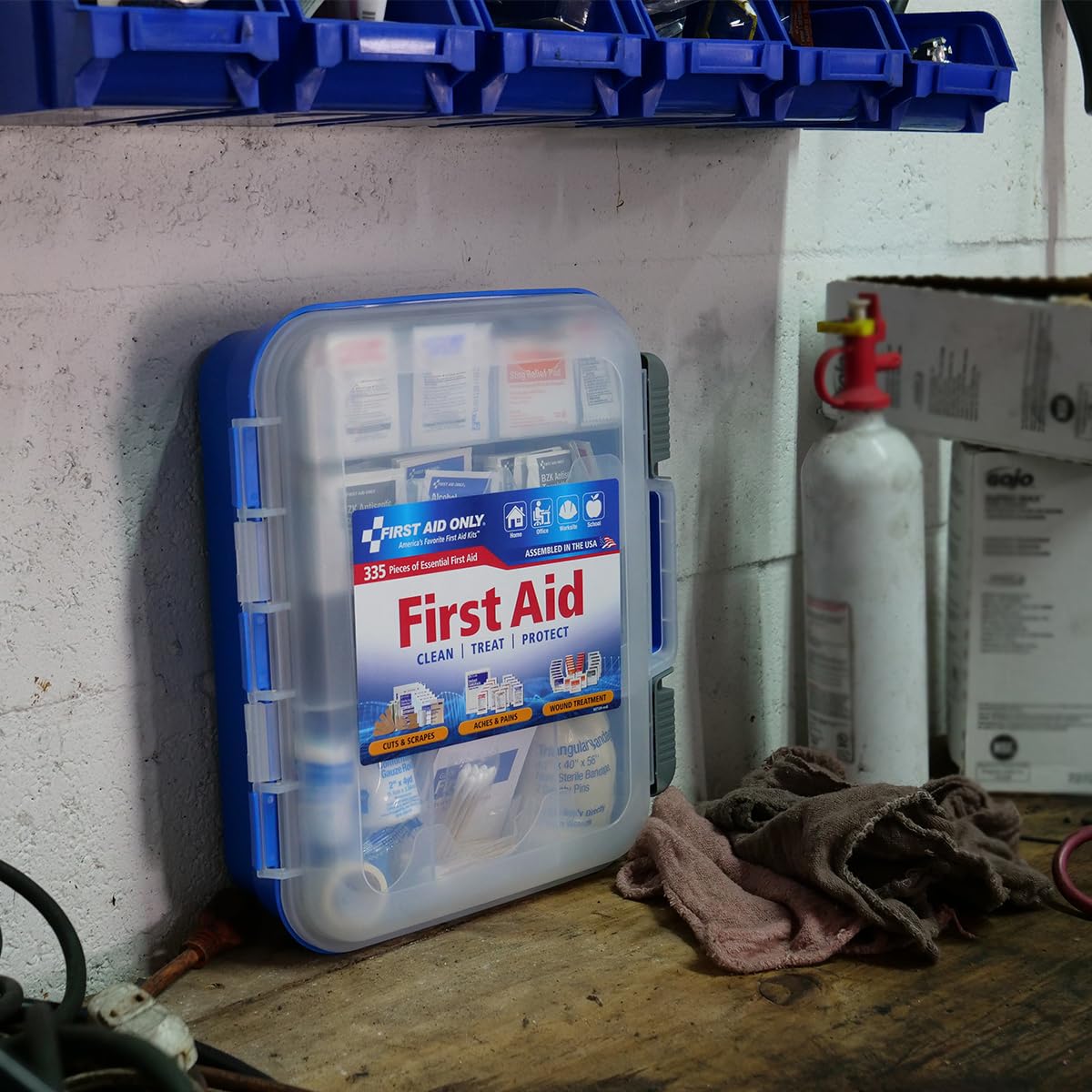 First Aid Only kit sobre mesa de obra listo para emergencias menores