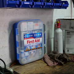First Aid Only kit sobre mesa de obra listo para emergencias menores