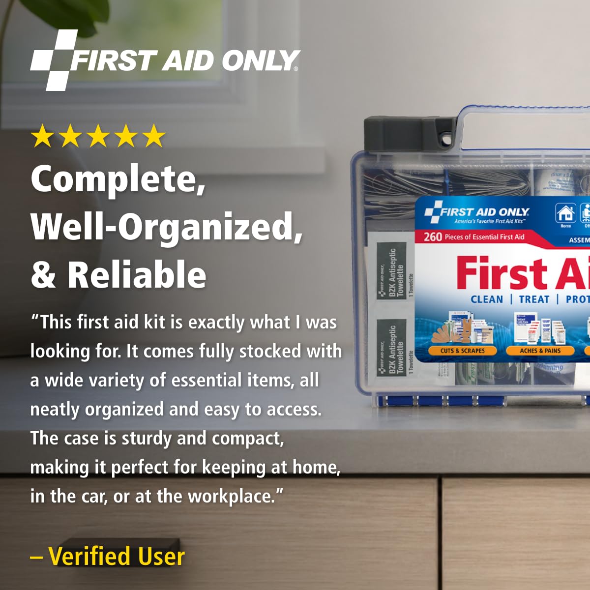 First Aid Only junto a caja de herramientas para comparar tamaño y capacidad