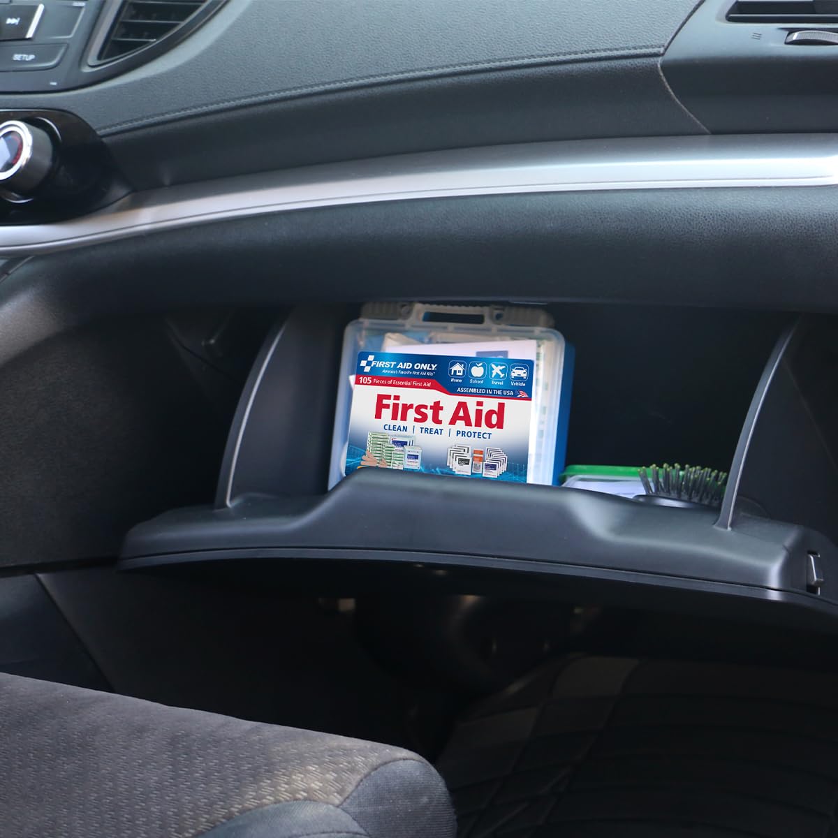 First Aid Only tamaño comparado con mano para evaluar portabilidad práctica