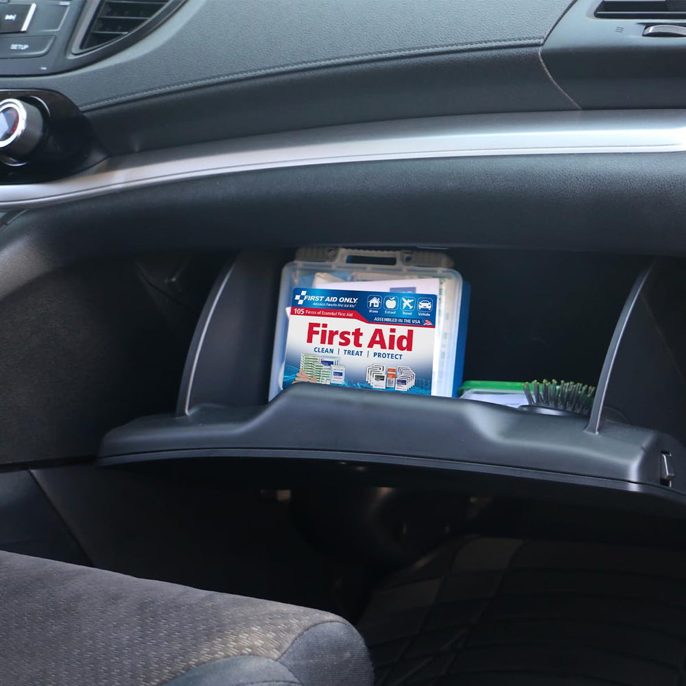 First Aid Only tamaño comparado con mano para evaluar portabilidad práctica